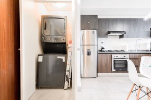 Private kitchen - 1 Queen, 2 Sofa Beds, WiFi, Gym, Pool – Sleeps 5 (Monterrey)