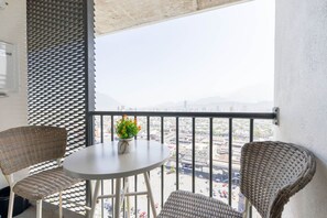 Outdoor dining - 1 Queen, 2 Sofa Beds, WiFi, Gym, Pool – Sleeps 5 (Monterrey)