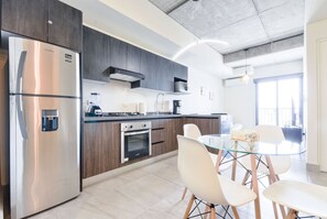 Fridge, microwave, oven, stovetop - 1 Queen, 2 Sofa Beds, WiFi, Gym, Pool – Sleeps 5 (Monterrey)