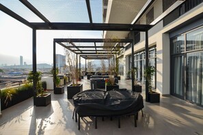 A rooftop terrace with outdoor seating, potted plants, and a city view. - ¡Céntrico & Nuevo! 1 Queen Bed + Double Sofa Bed (Monterrey)