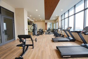 A gym with treadmills, elliptical machines, and weight equipment. - ¡Céntrico & Nuevo! 1 Queen Bed + Double Sofa Bed (Monterrey)