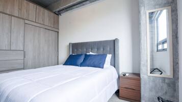 1 dormitorio, escritorio, tabla de planchar con plancha y wifi