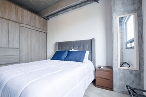 1 habitación, escritorio, tabla de planchar con plancha y wifi 