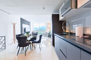 A modern kitchen with a large island, a dining area with a view, and a minimalist design. - ¡Luxury in Santa Lucía! Wifi, Gym & Pool 6 guests (Monterrey)