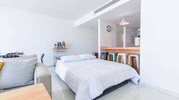 2 bedrooms, desk, iron/ironing board, WiFi