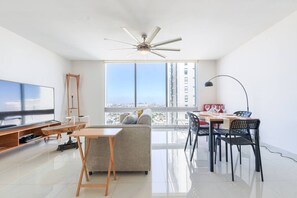 TV - ¡A pasos de Santa Lucía! 1 King & 2 Queen Bed 7Ppl (Monterrey)