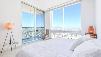 2 bedrooms, desk, iron/ironing board, WiFi