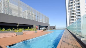 A rooftop pool with a clear view of the city skyline, modern architecture, and a glass railing. - ¡A pasos de Santa Lucía! 1 King & 2 Queen Bed 7Ppl (Monterrey)