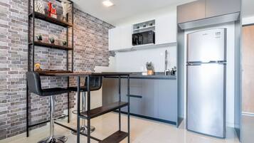 Geladeira, micro-ondas, cooktop, cafeteira/chaleira