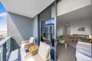 Condo, sacada, vista para a cidade | Área da propriedade