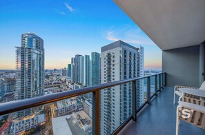 Condo, sacada, vista para a cidade | Área da propriedade