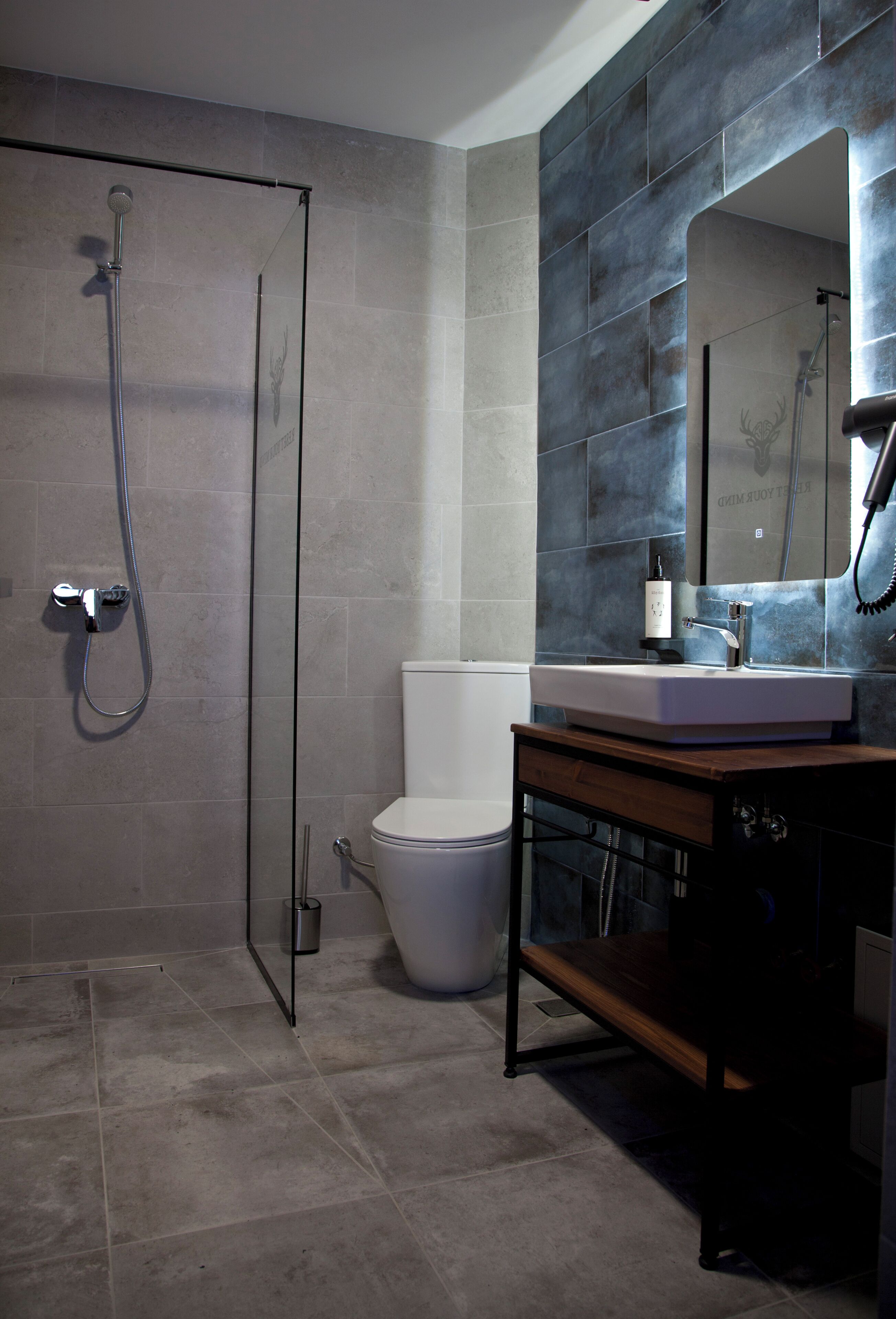 Un baño moderno con ducha, inodoro y lavamanos.