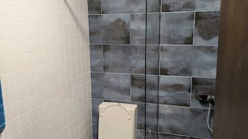 Hårføner, tøfler, håndklær og såpe