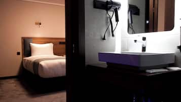 Kamar Double atau Twin Standar, balkon, pemandangan gunung | Kamar mandi | Pengering rambut, sandal, handuk, dan sabun