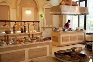 Desayuno buffet todos los días (con cargo)