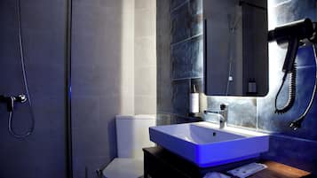 Comfort-Dreibettzimmer, Balkon, Bergblick | Badezimmer | Haartrockner, Hausschuhe, Handtücher, Seife
