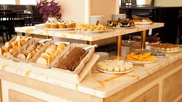 Bữa sáng buffet hàng ngày với phụ phí nhỏ