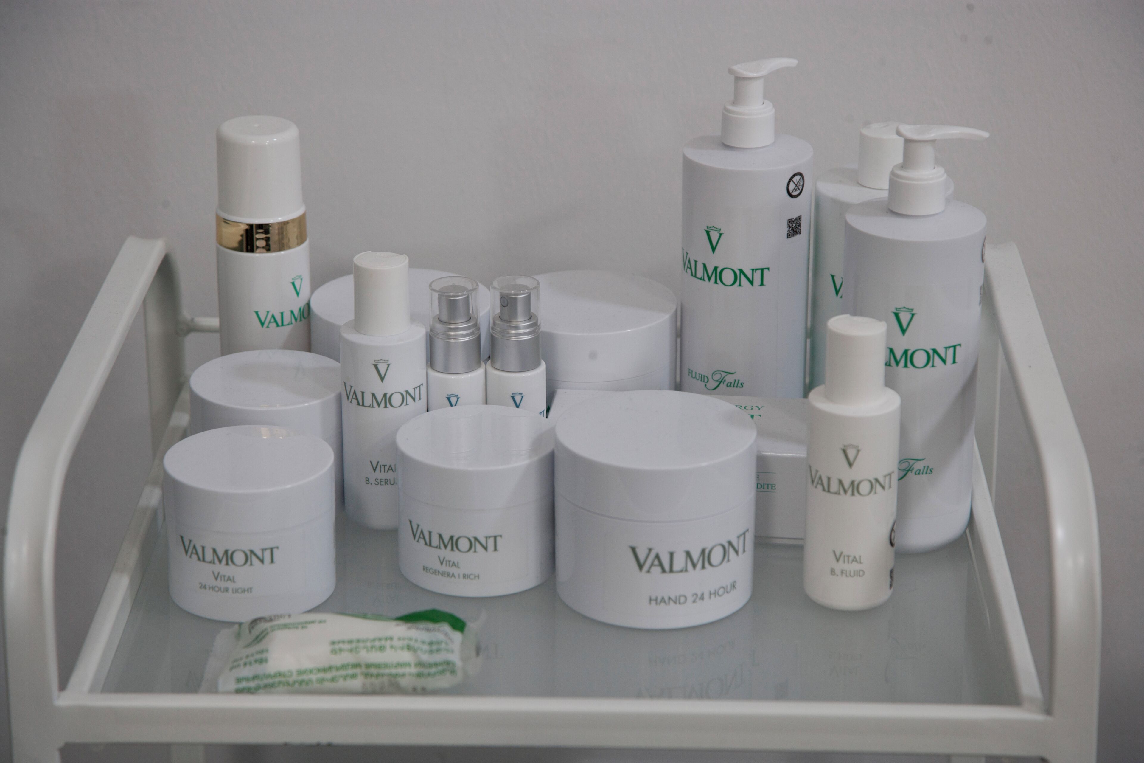 Une sélection de produits de soins de la peau Valmont, présentés sur un plateau blanc.