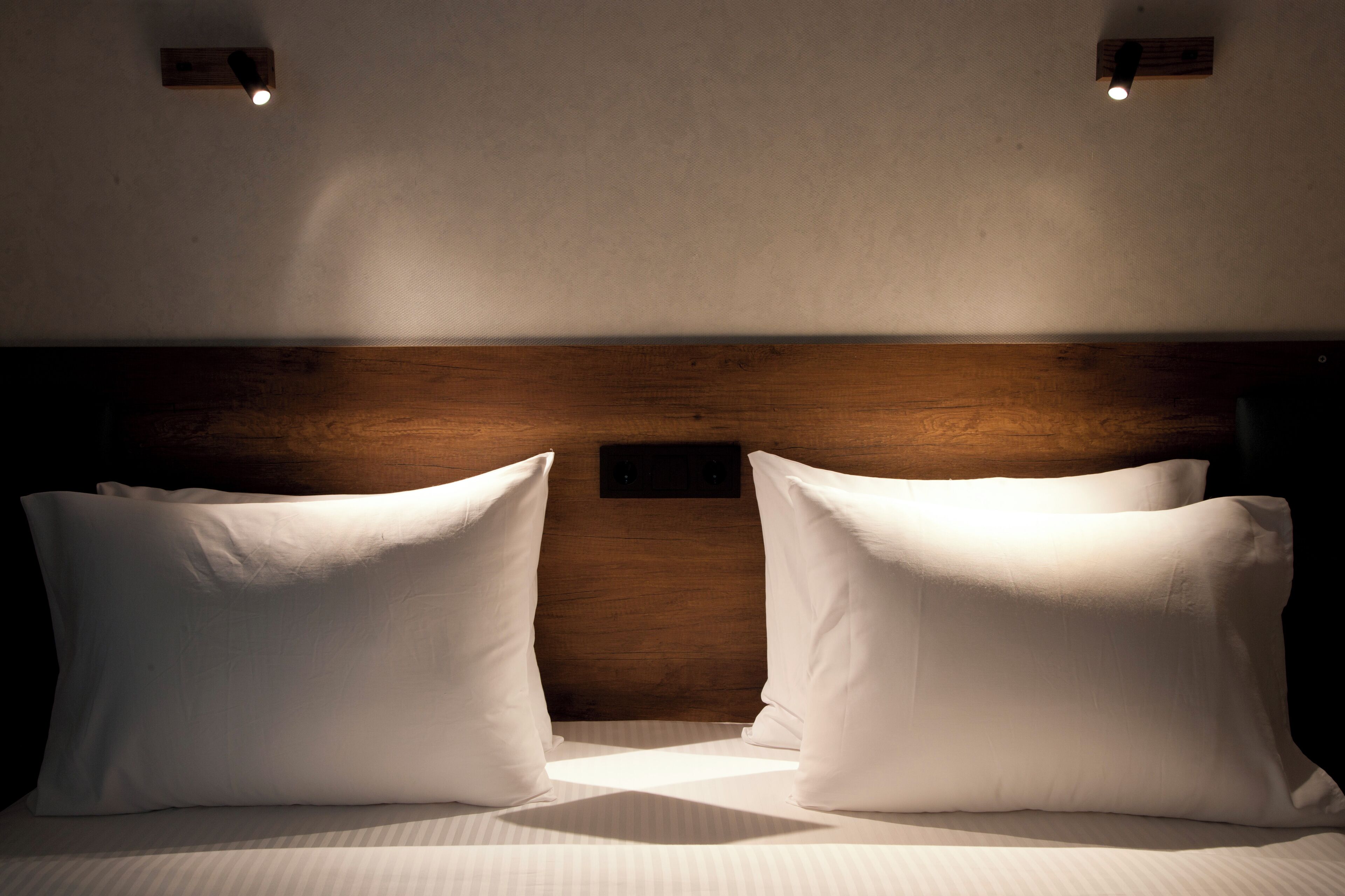 Literie de qualité supérieure, matelas mémoire de forme, minibar