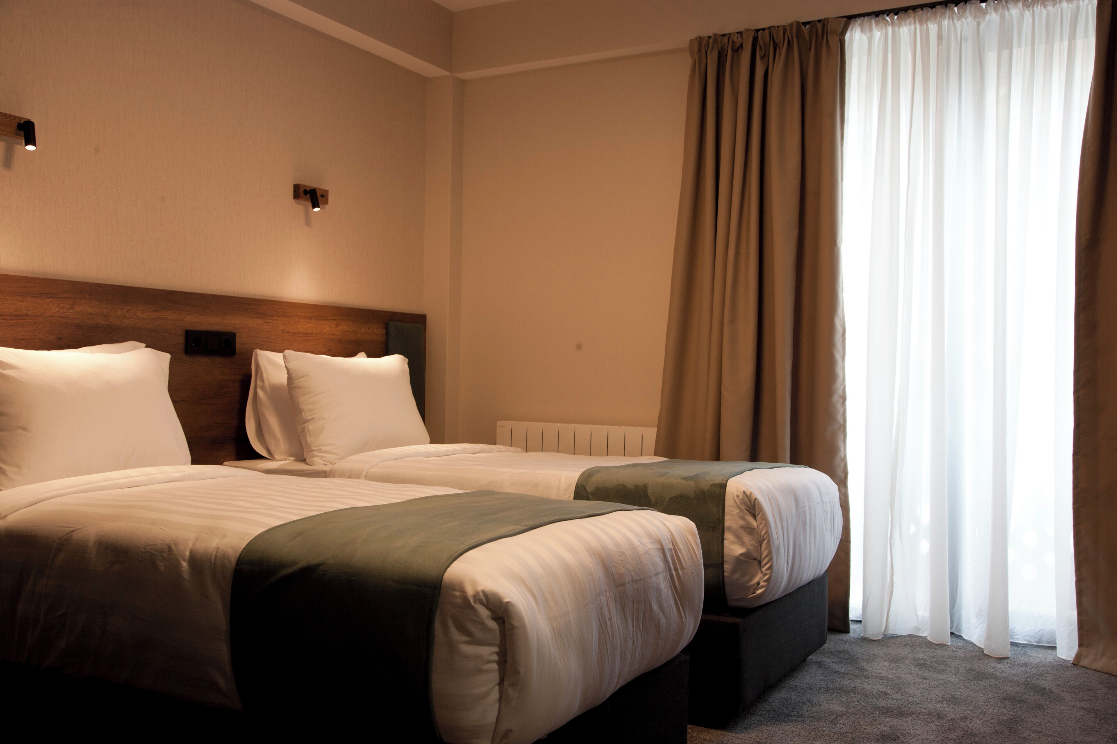 Standard-Doppel- oder -Zweibettzimmer, Balkon, Bergblick | Hochwertige Bettwaren, Betten mit Memory-Foam-Matratzen, Minibar