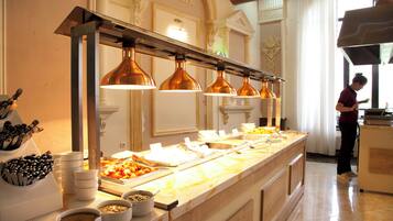 Tägliches Frühstücksbuffet gegen Gebühr