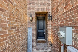 Exterior detail - Parkside Retreat – 3BR Plano Townhouse Near Dining (Plano)