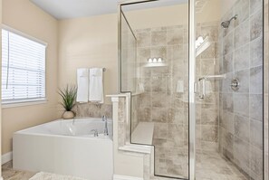 Shower, hair dryer, towels, shampoo - Parkside Retreat – 3BR Plano Townhouse Near Dining (Plano)