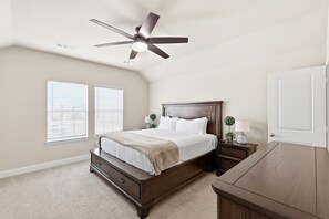 Desk, iron/ironing board, travel cot, WiFi - Parkside Retreat – 3BR Plano Townhouse Near Dining (Plano)