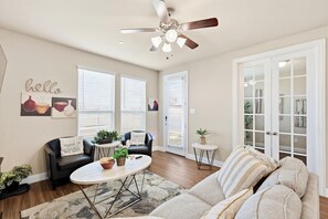 TV, offices - Parkside Retreat – 3BR Plano Townhouse Near Dining (Plano)