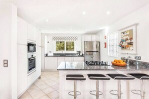 Fridge, microwave, oven, dishwasher - Casa Jardim - Three Bedroom Villa, Sleeps 6 (Loulé)