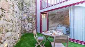 Outdoor dining - Caldeireiros 95 | Duplex w/ View by LovelyStay (Porto)