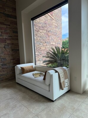 Living area - Spacious 4bedroom villa in tranquil La Quinta, private gated lake community (La Quinta)