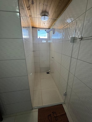 Standard Twin Room | Bathroom | Shower, soap, shampoo, toilet paper
