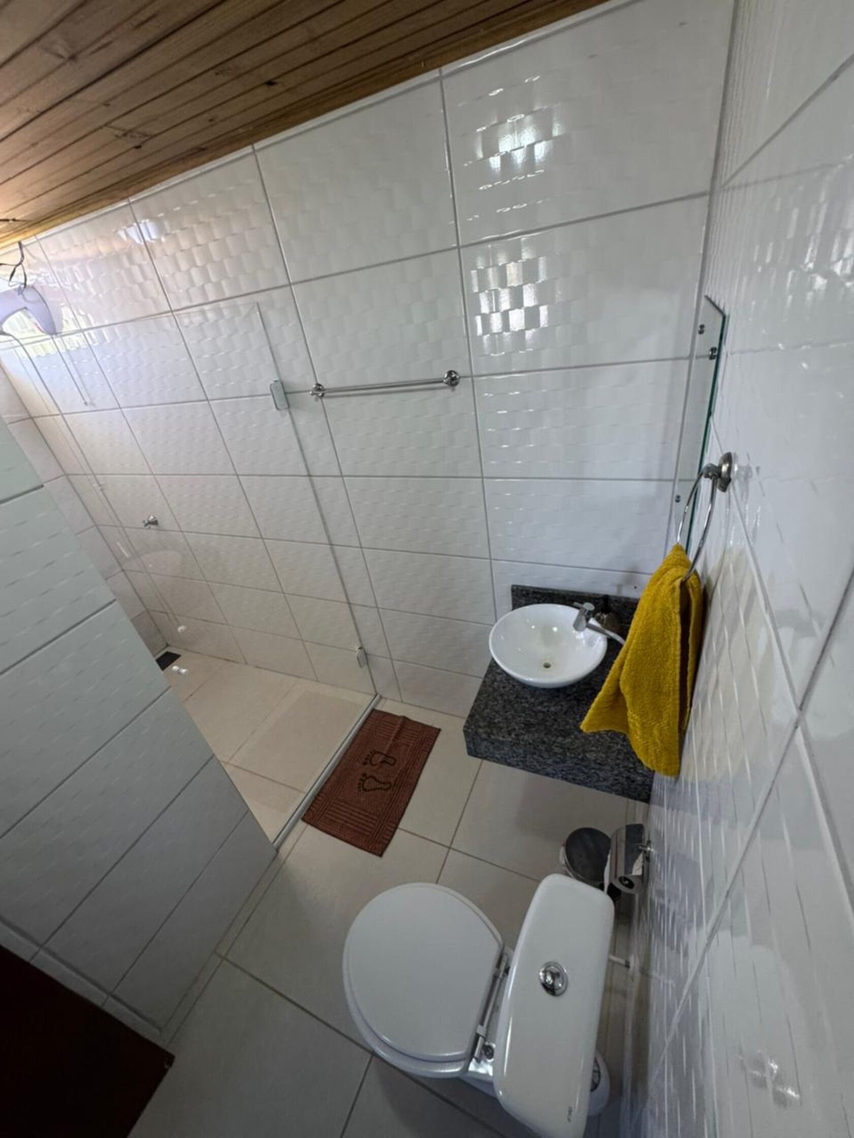 Quarto duplo standard | Banheiro | Chuveiro, sabonete, shampoo, papel higiênico