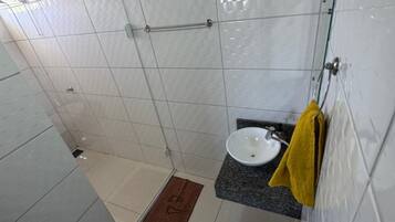 Quarto duplo standard | Banheiro | Chuveiro, sabonete, shampoo, papel higiênico