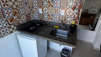 Frigobar, micro-ondas, cooktop