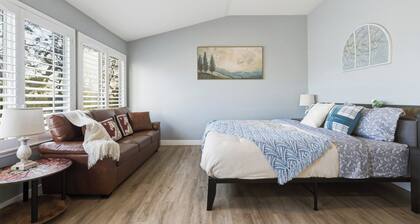 Massive 6BR Retreat w/ 10 Beds/Sleeps Large Groups /Near Ariport