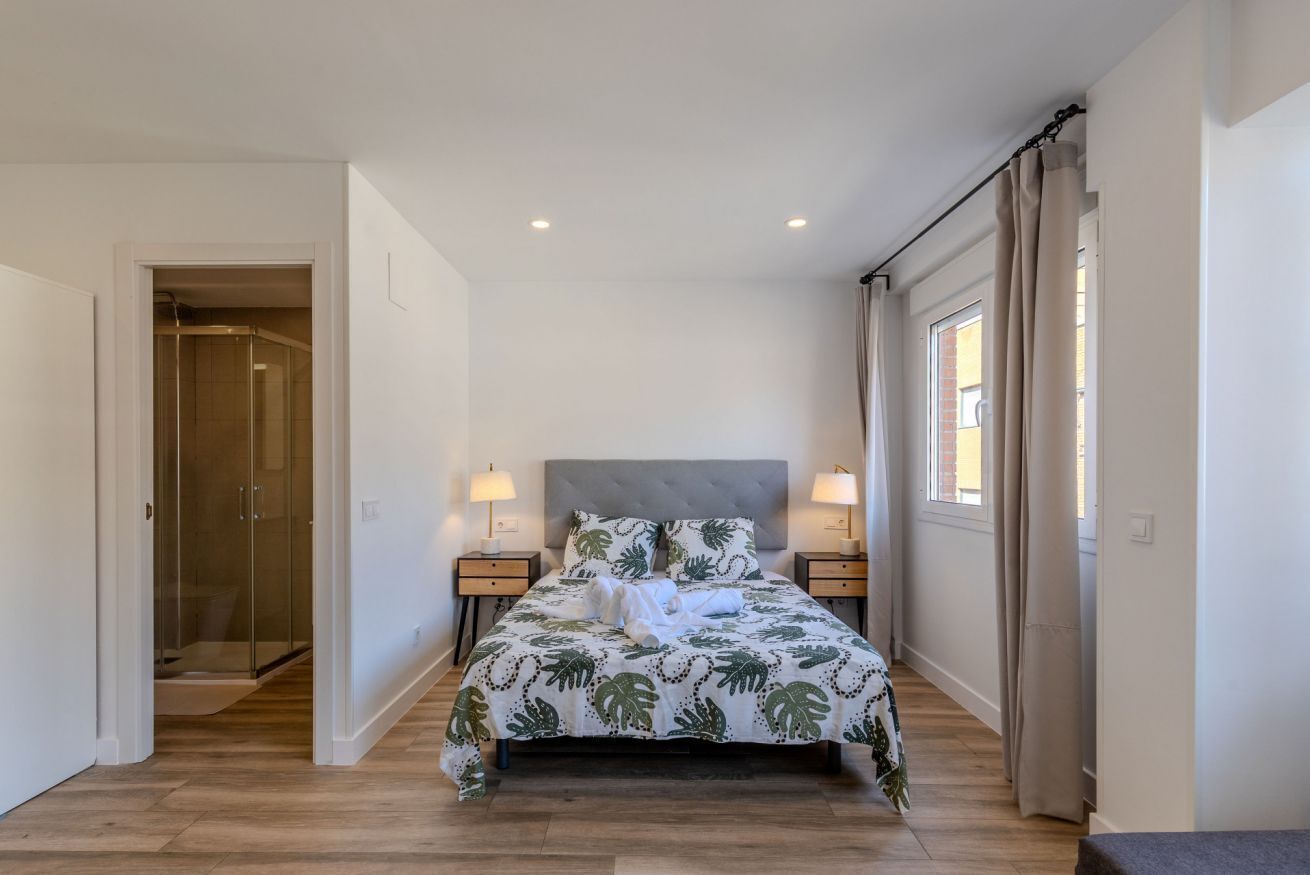 1 chambre, fer et planche à repasser