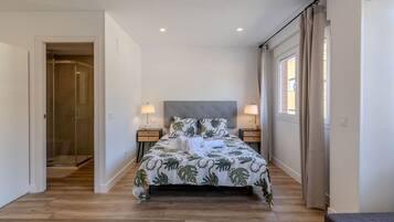 1 chambre, fer et planche à repasser