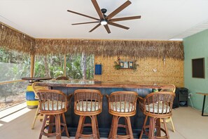 Bar (on property) - Hugh Bear Haven: Pool, Tiki Bar, Kayaks, Dog-Friendly (Crystal River)