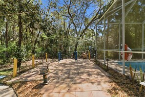 Outdoor pool - Hugh Bear Haven: Pool, Tiki Bar, Kayaks, Dog-Friendly (Crystal River)