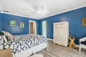3 bedrooms, desk, free WiFi, bed sheets - Hugh Bear Haven: Pool, Tiki Bar, Kayaks, Dog-Friendly (Crystal River)