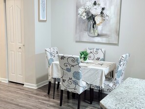 Dining - Modern 2BR/2BA — 1st Floor, Minutes from the Ocean (Boynton Beach)