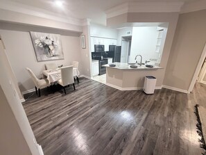 Private kitchen - Modern 2BR/2BA — 1st Floor, Minutes from the Ocean (Boynton Beach)