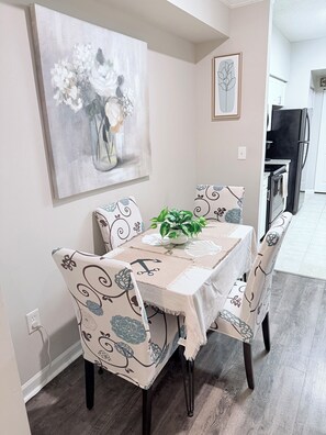 Dining - Modern 2BR/2BA — 1st Floor, Minutes from the Ocean (Boynton Beach)