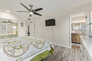 Iron/ironing board, WiFi, bed sheets - Screened Porch & Gas Grill: Sun Valley Home! 55+ (Sun City)
