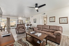TV - Screened Porch & Gas Grill: Sun Valley Home! 55+ (Sun City)