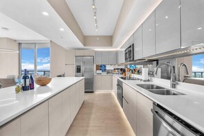 Fridge, microwave, oven, stovetop - Skyline Penthouse  Private Balcony & Ocean Views (Hallandale Beach)