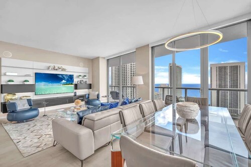 Skyline Penthouse  Private Balcony & Ocean Views
