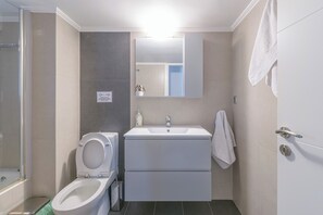 Secadora de cabello, toallas, jabón, papel de baño 